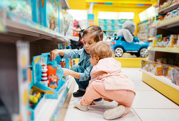 Crianças numa loja brincando com brinquedos Tilin